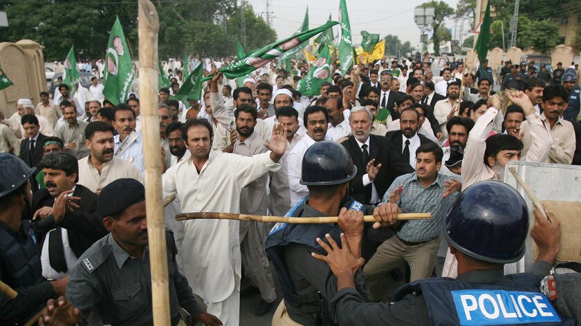 Supporters of former Pakistani Prime Minister Nawaz Sharif clash with police.