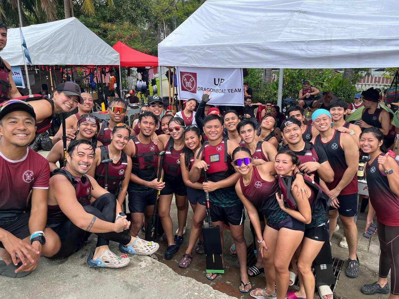 Uma equipe mista de atletas universitários se reúne para uma foto da equipe Dragonboat.
