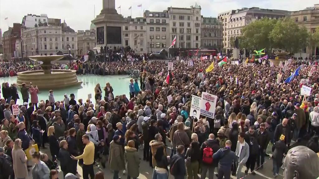 Thousands Of Anti Lockdown Protesters Gather In London S Trafalgar Square Abc News