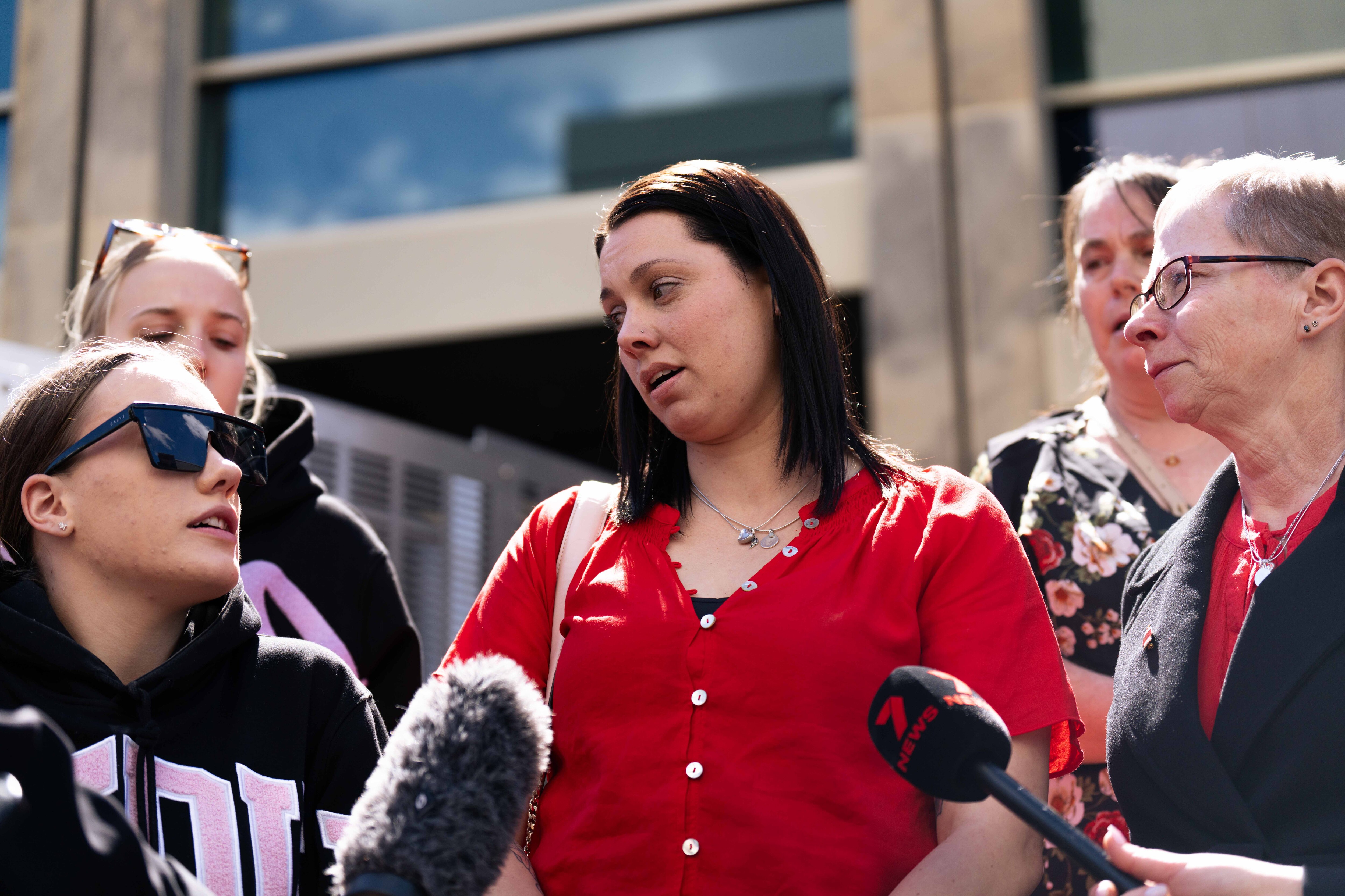 Un grupo de personas habla con los medios en el juzgado