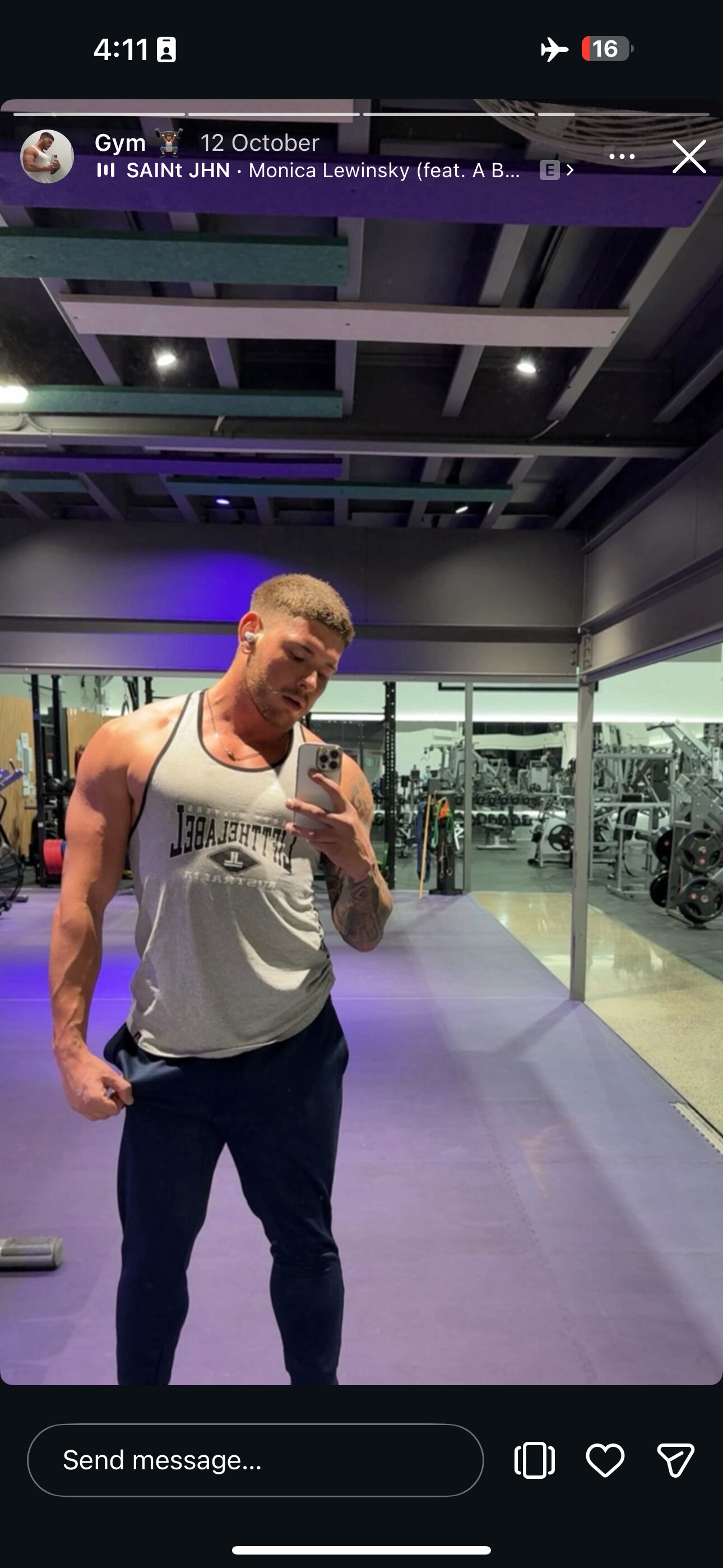 Un hombre se toma una selfie en el gimnasio.