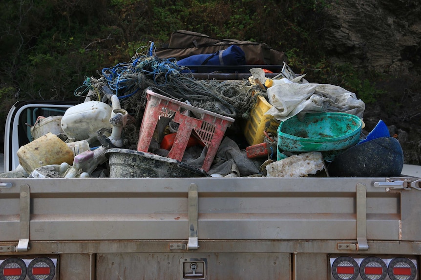 ganvar gunungan sampah di belakang sebuah truk milik Blue Douglas.