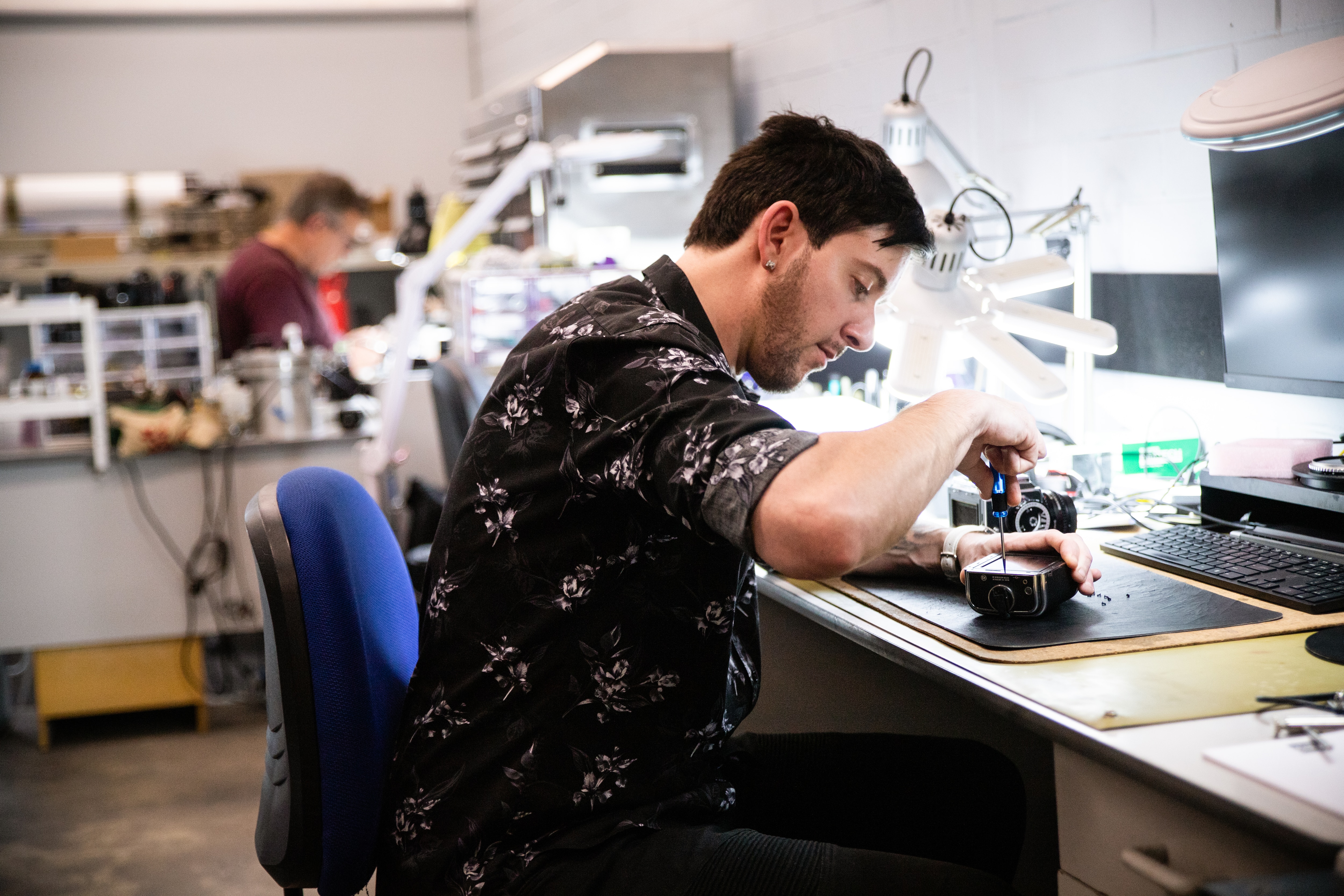 Nigel e Daniel na oficina de câmeras.