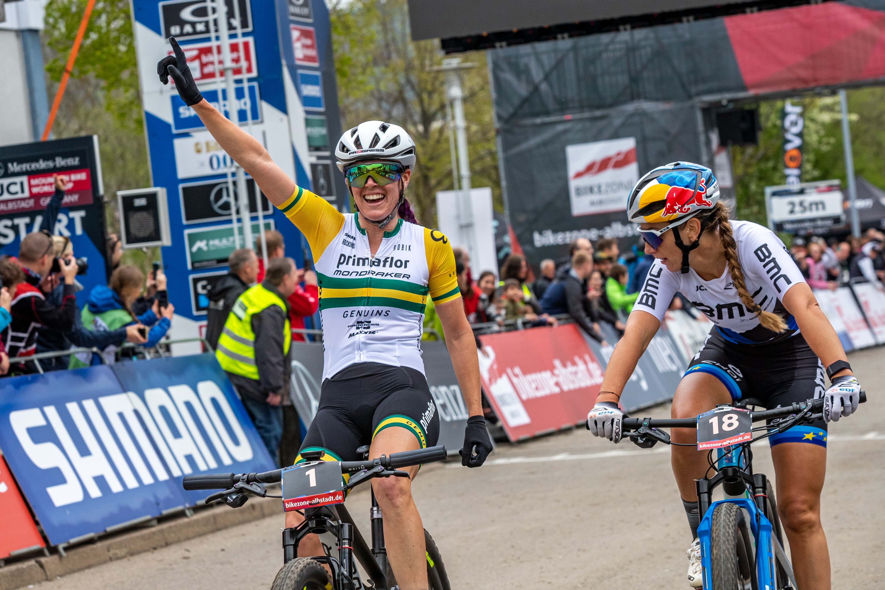 Bec Henderson comemora com a mão no ar enquanto Pauline Ferrand-Prévot olha por cima do ombro