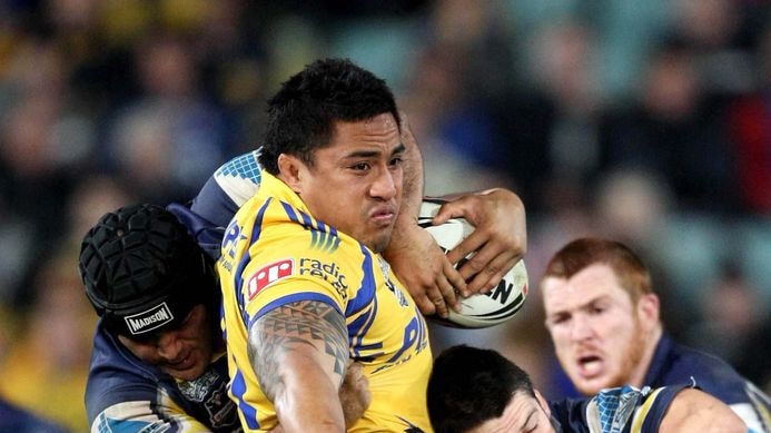 Fuifui Moimoi is hammered by the North Queensland defence