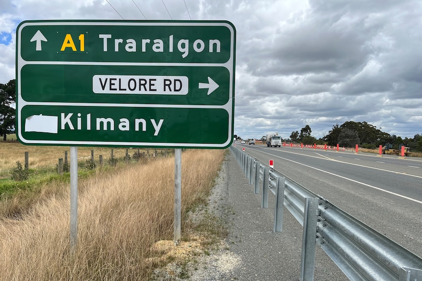 road sign that says traralgon velore road and kilmany on it, highway is to the right of sign 