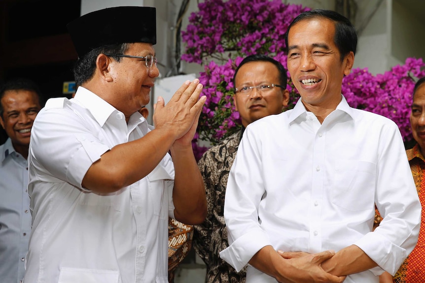 Presiden Jokowi dengan mantan lawannya di Pilpres 2014, Prabowo saat bertemu di sebuah acara.