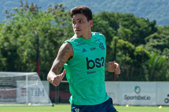 Flamengo player Pedro Guilherme with the ball at his feet at training.