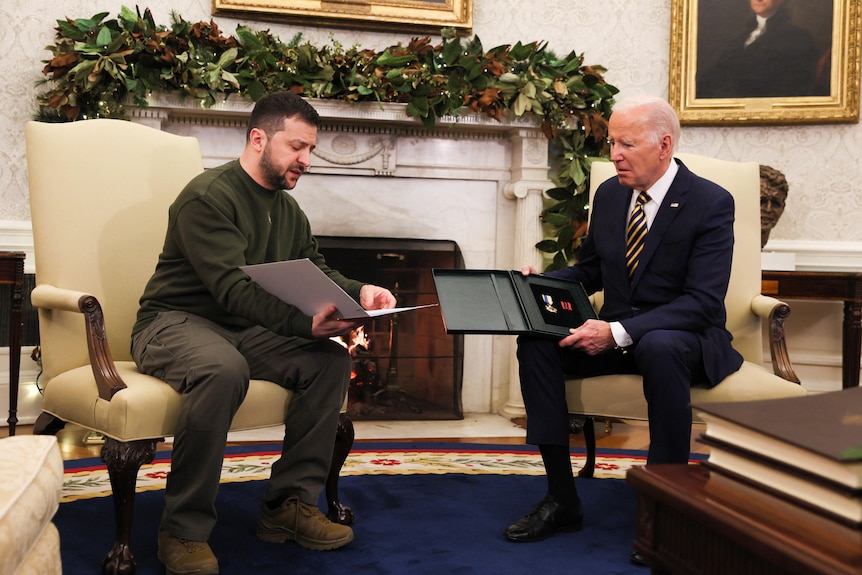 Zelenskyy gives Biden a medal