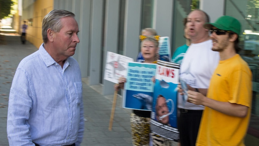 Anti-shark protesters heckle Premier Colin Barnett outside Perth ABC offices