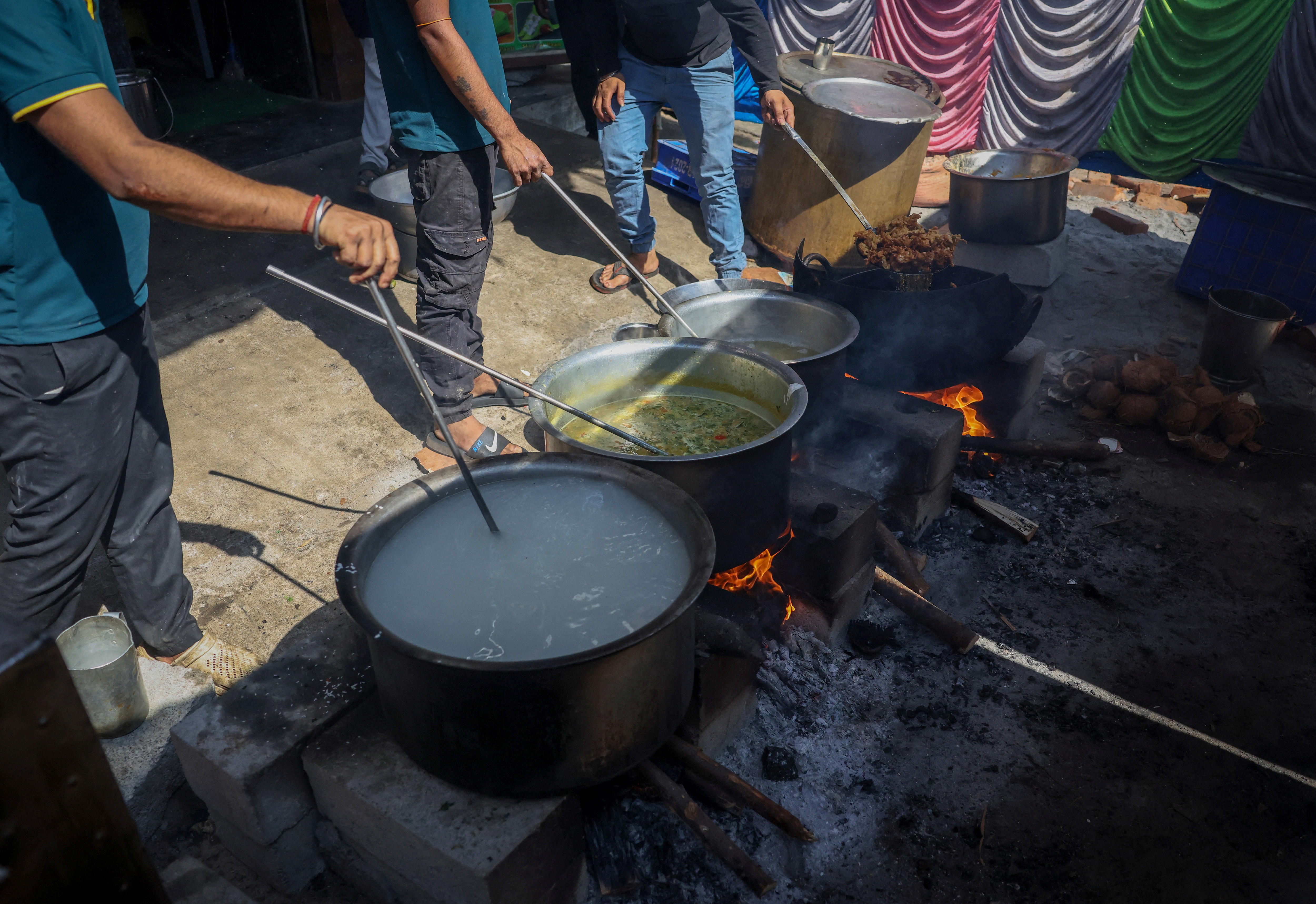 Cooking gas shortage hits kitchens in India