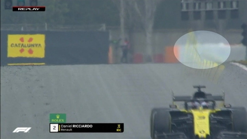 Ricciardo's Renault has rear wing testing mishap