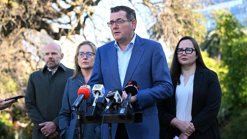 Victorian Premier Daniel Andrews speaks at a press conference outdoors, he's with Jacinta Allan, Harriet Shing and Jeroen Weimar
