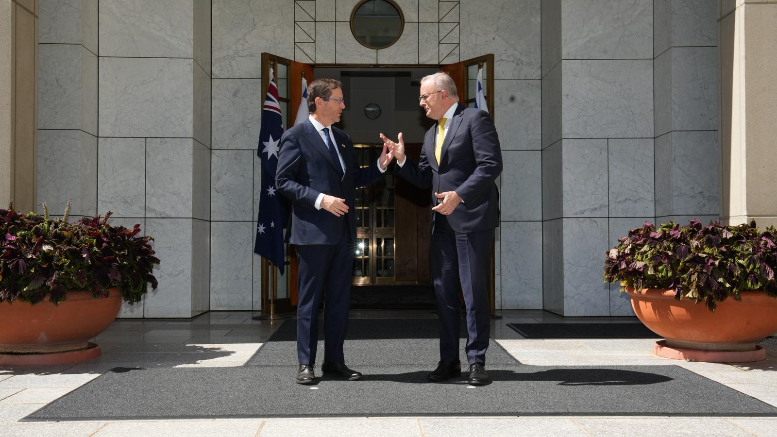 Isaac Herzog visita el edificio del Parlamento el 1 de enero de 1001