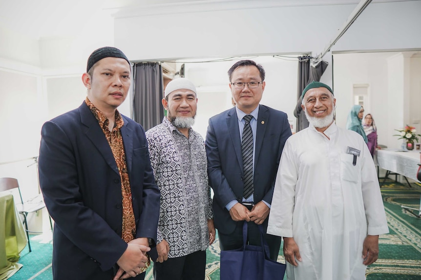 Empat orang pria di dalam masjid