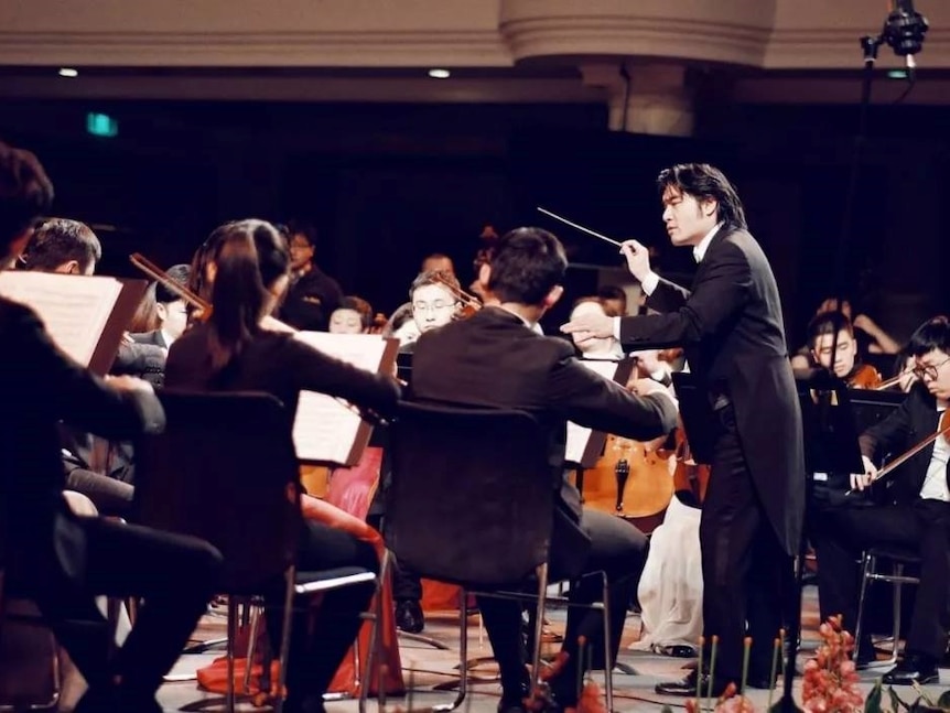 darrell ang directing sichuan symphony orchestra