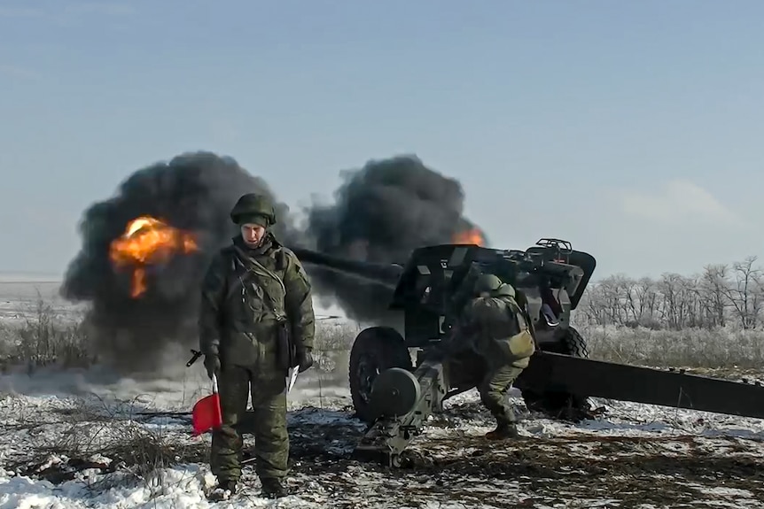 Les troupes russes tirent un obusier.