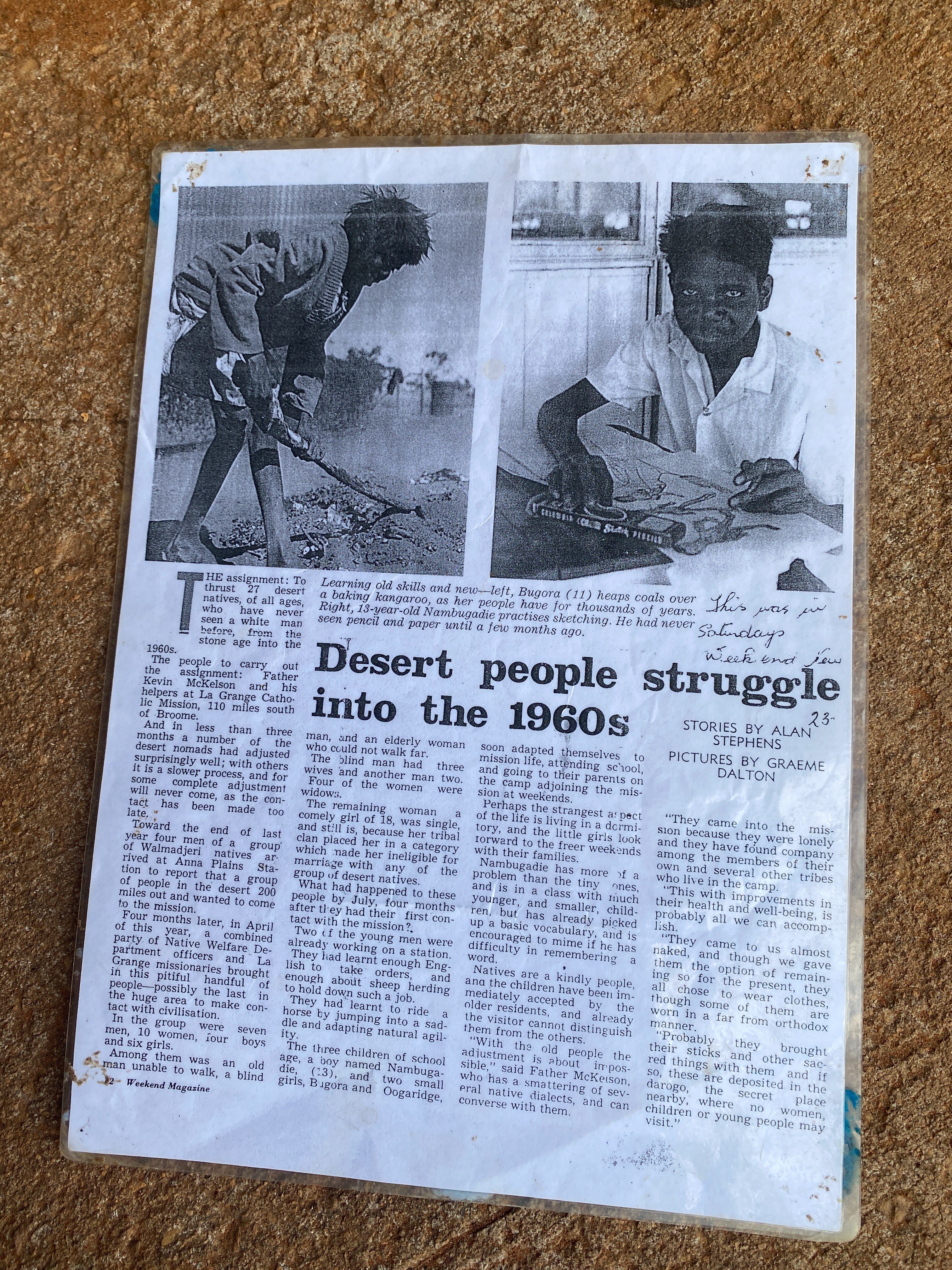 Una copia laminada de un artículo periodístico en blanco y negro titulado 