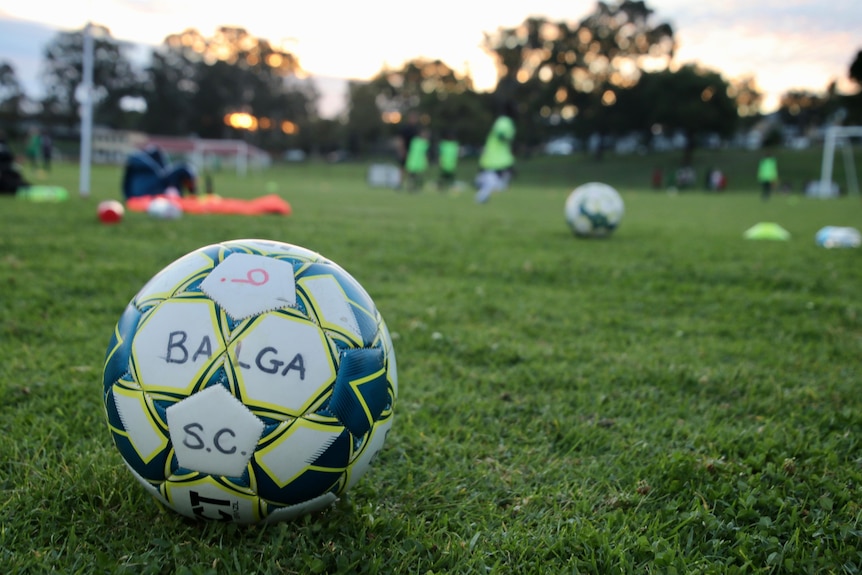 Un ballon du Balga Soccer Club se trouve sur le terrain.