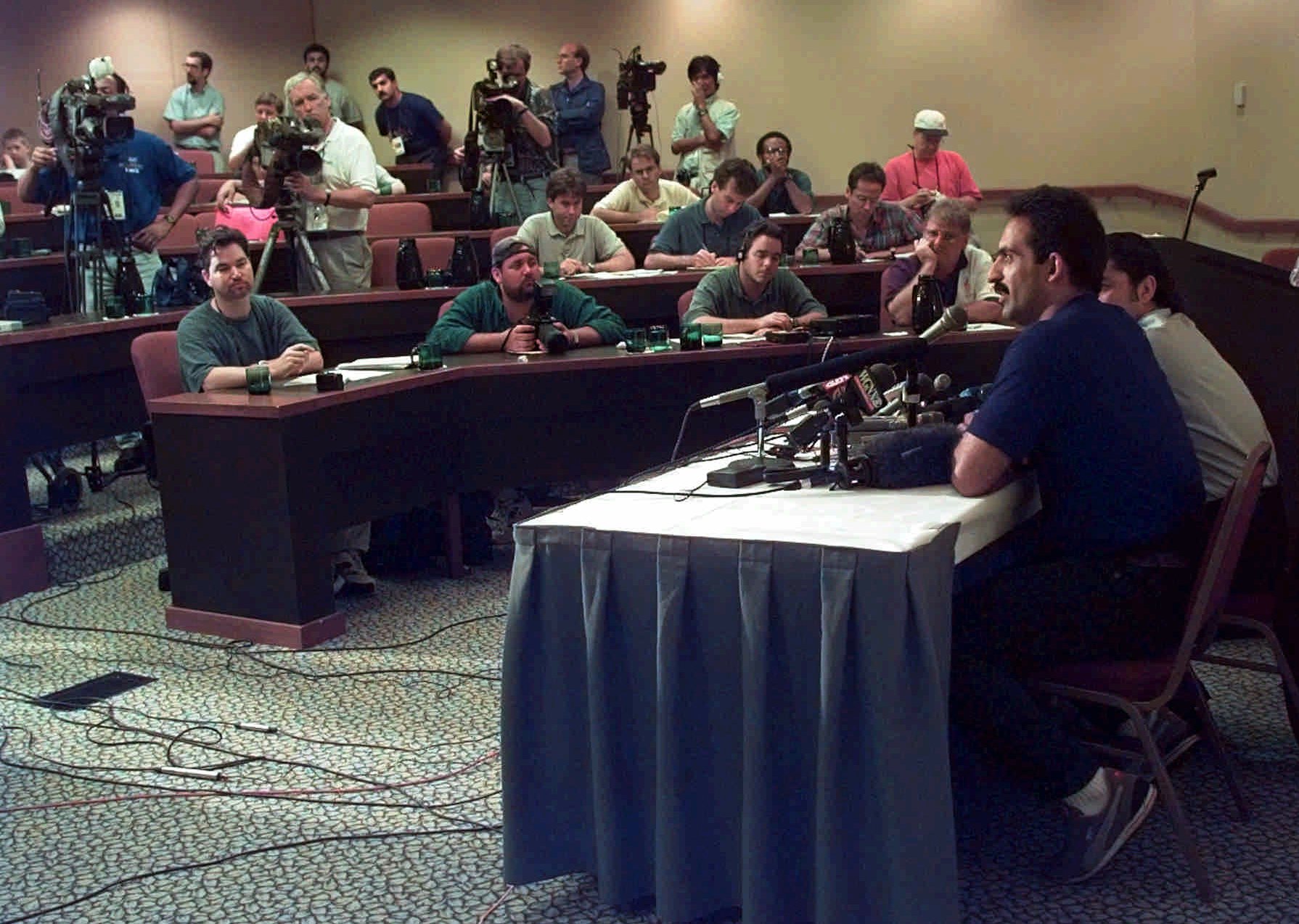 Raed Ahmed, um levantador de peso iraquiano, fala em uma entrevista coletiva em um hotel de Atlanta depois de desertar. 