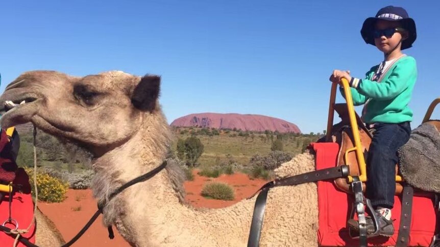 Bobby ketika mengunjungi Uluru. Ibunya mengatakan, putranya juga telah melakukan perjalanan ke beberapa negara lain.