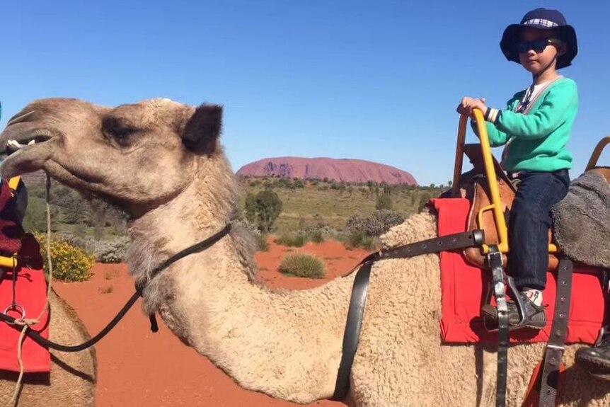 Bobby ketika mengunjungi Uluru. Ibunya mengatakan, putranya juga telah melakukan perjalanan ke beberapa negara lain.