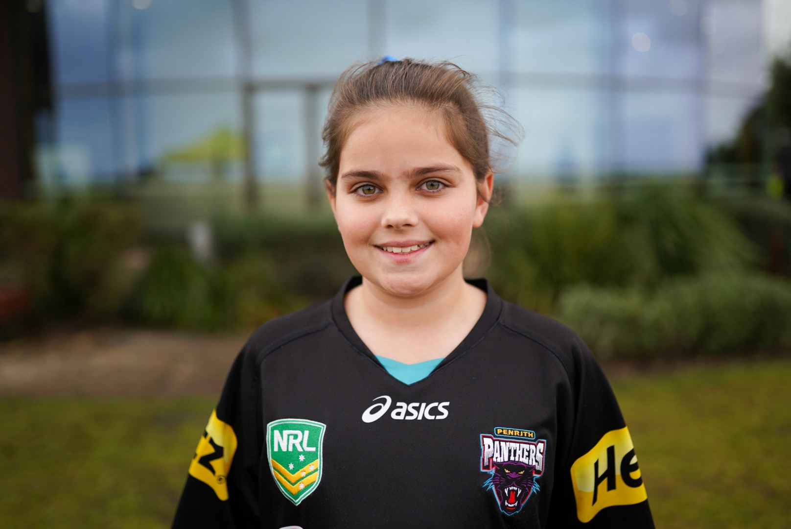 La chica joven sonríe a la cámara