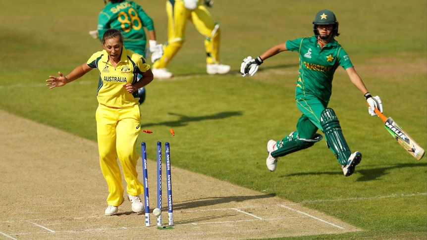 Australia's Kristen Beams runs out Pakistan's Diana Baig in Women's Cricket World Cup