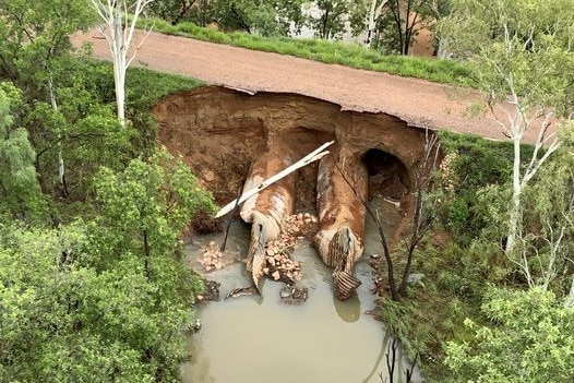 Dommages de Mac Creek, montrant un pont cassé