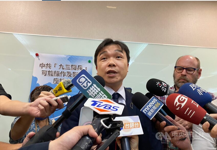 陆委会副主任委员沈有忠接受记者采访。