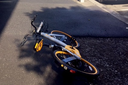 An oBike lying in the middle of a footpath in Melbourne.
