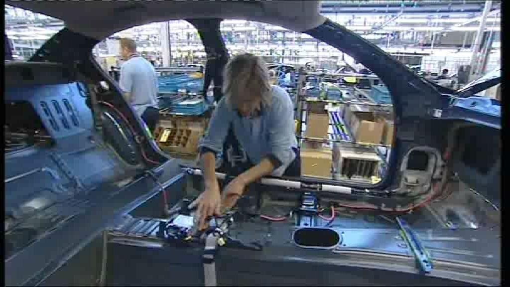 Manufacturing slump partly blamed on carbon tax - ABC News