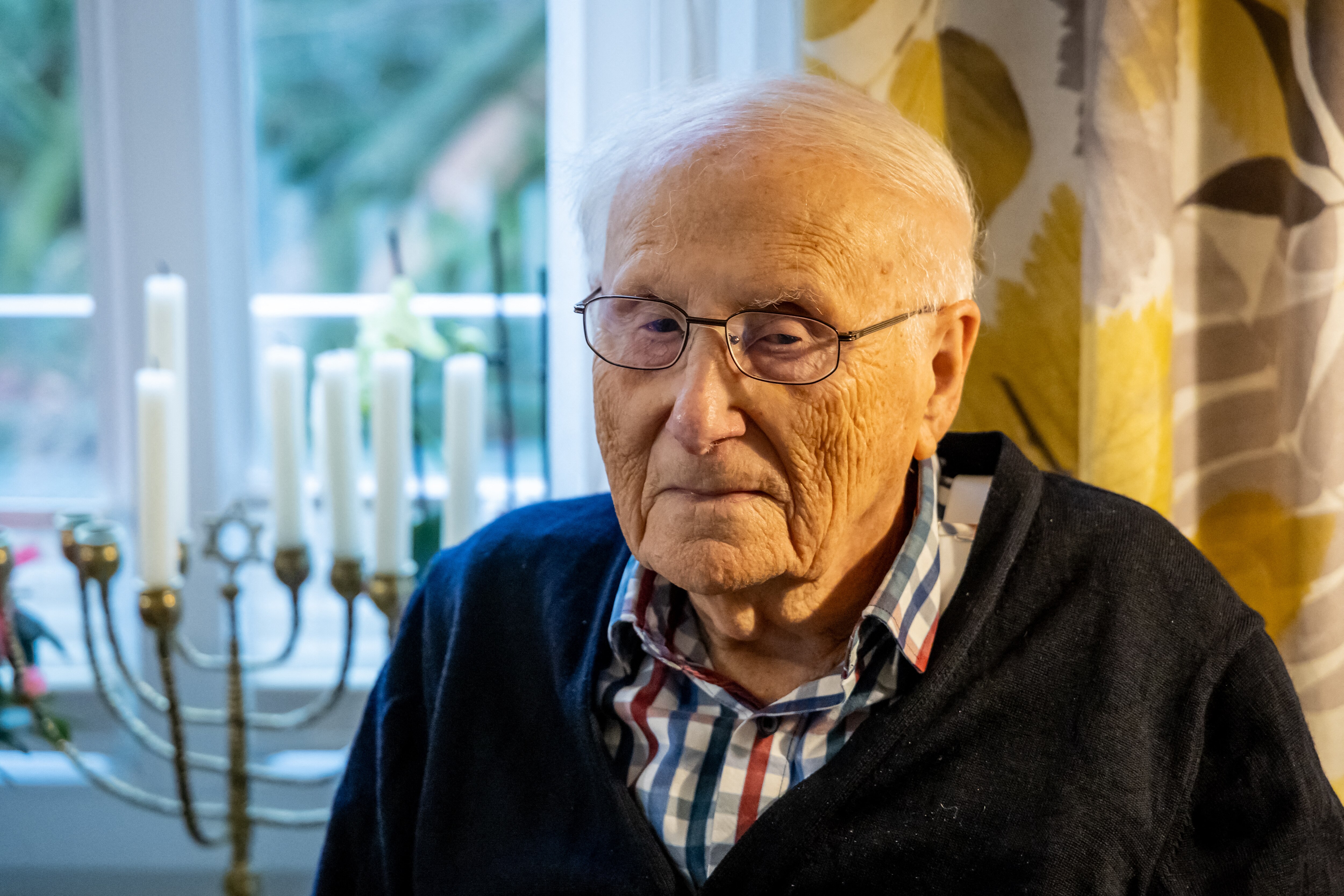 Holocaust survivor to return German award over far-right role in parliamentary vote