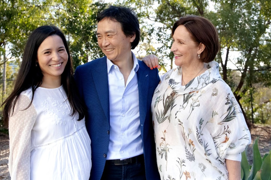 Li Family outdoors portrait - Li Cuxin, Mary Li and Sophie Li (2)