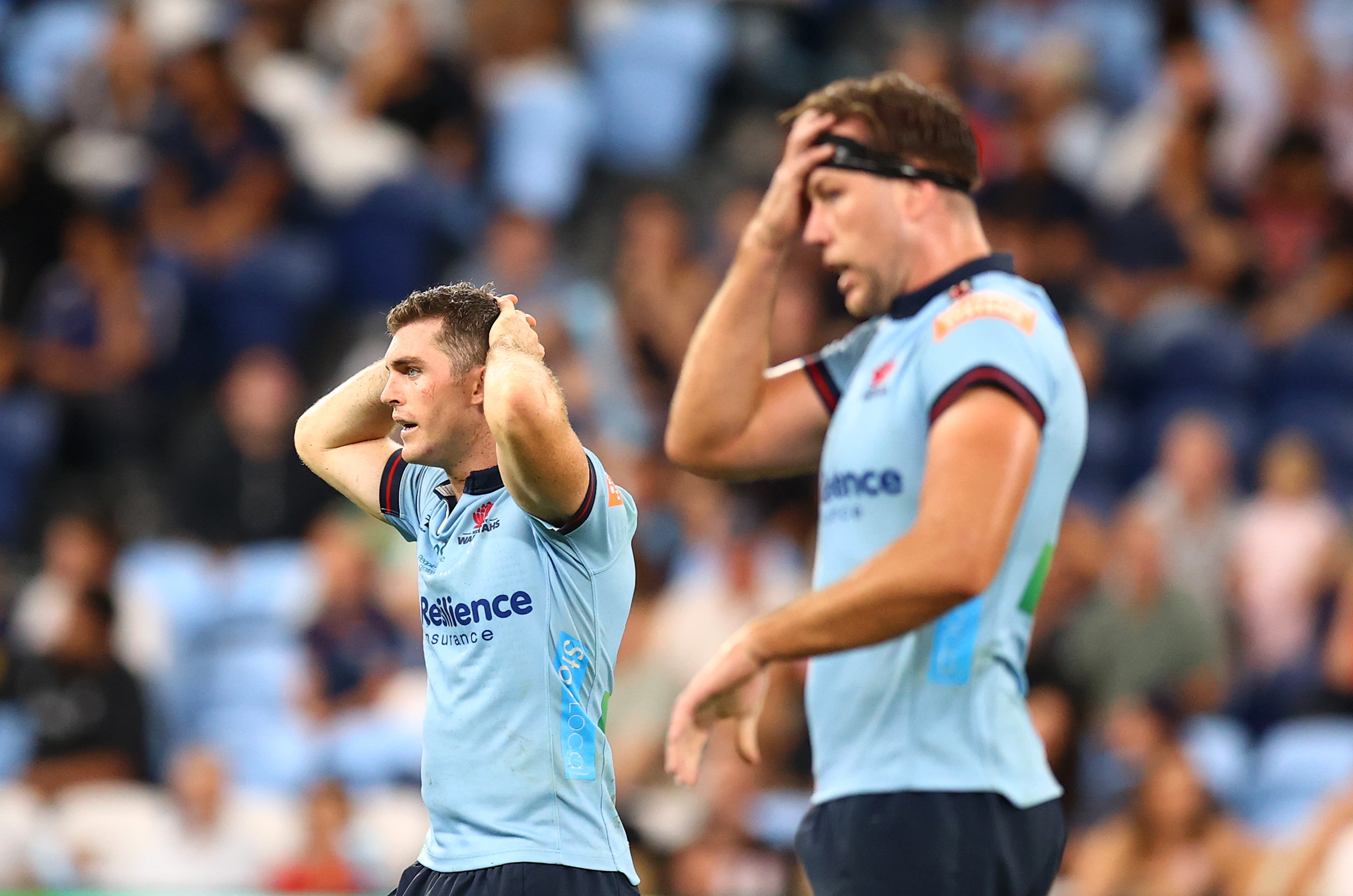 Lawson Creighton e Angus Blyth dos Waratahs assistem durante uma partida do Super Rugby Pacific contra os Blues.