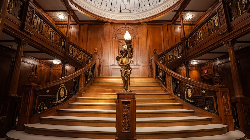 Replica staircase of the Titanic shipwreck, brown wooden staircase with gold statue