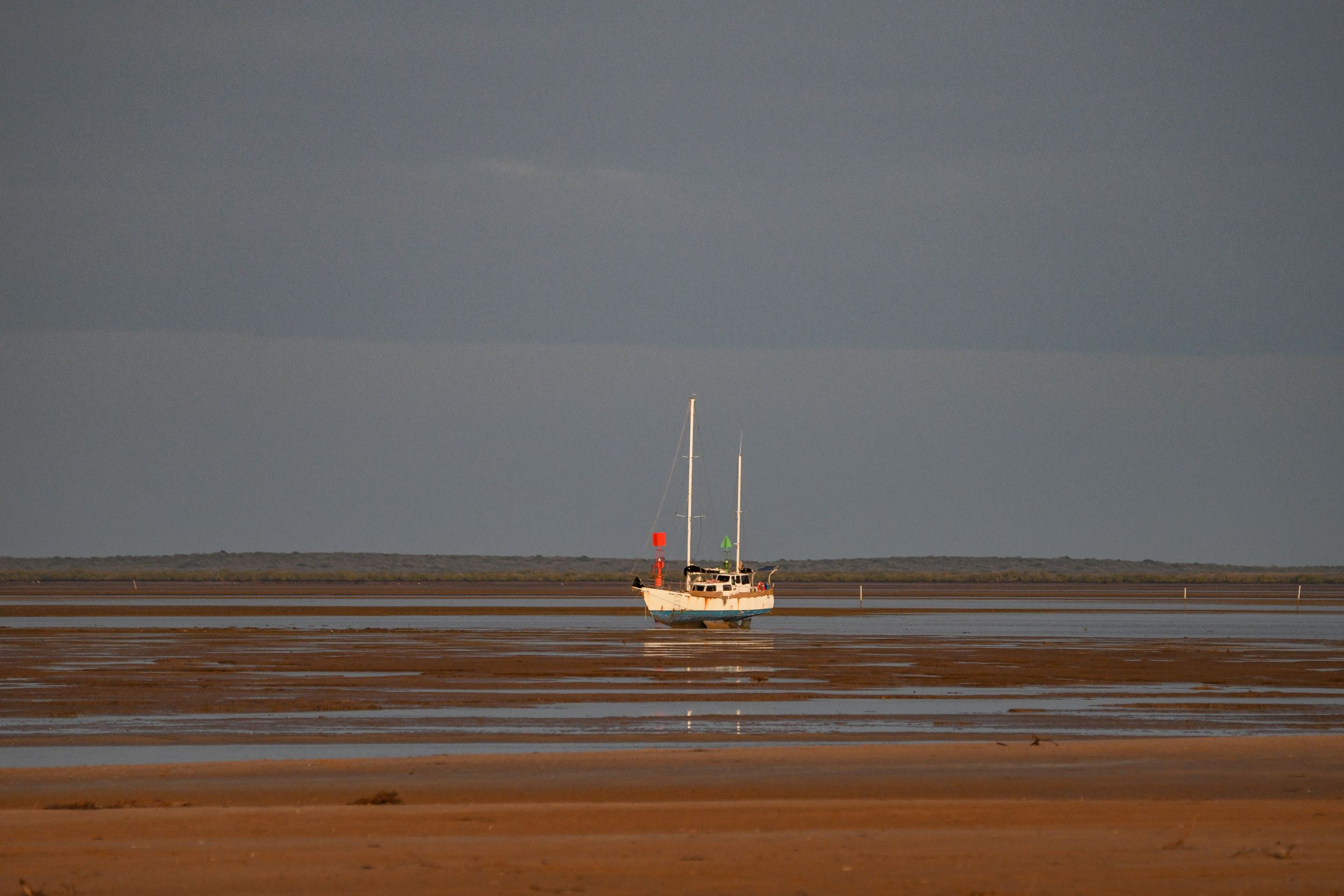 Carnarvon yacht club closed to boats with Fascine too shallow for