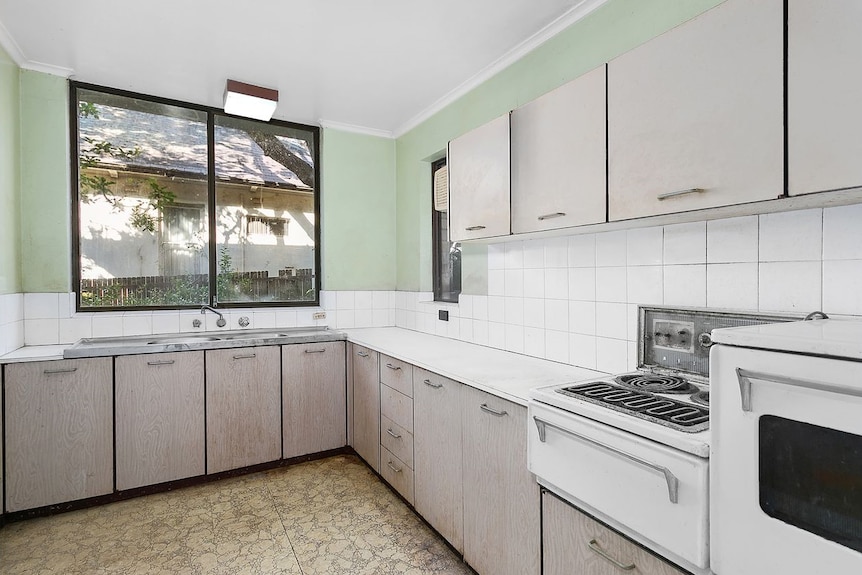 a clean and well lit kitchen