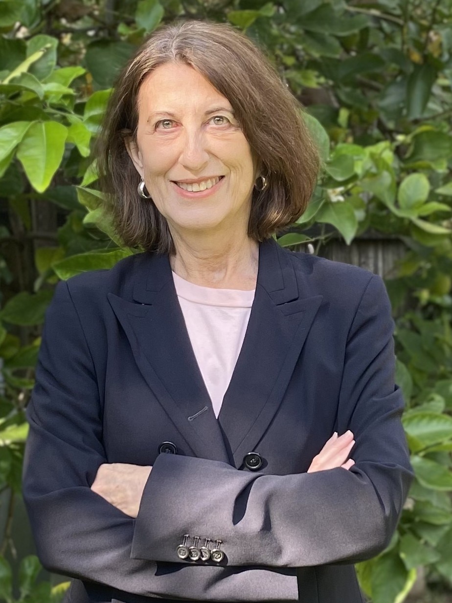 Una mujer lleva una chaqueta