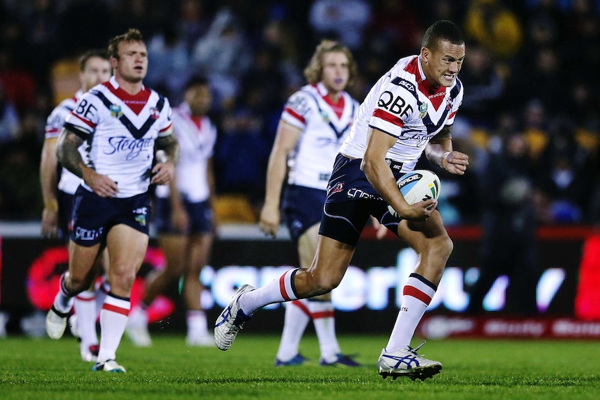 Sydney Roosters prop Kane Evans charges against the Warriors