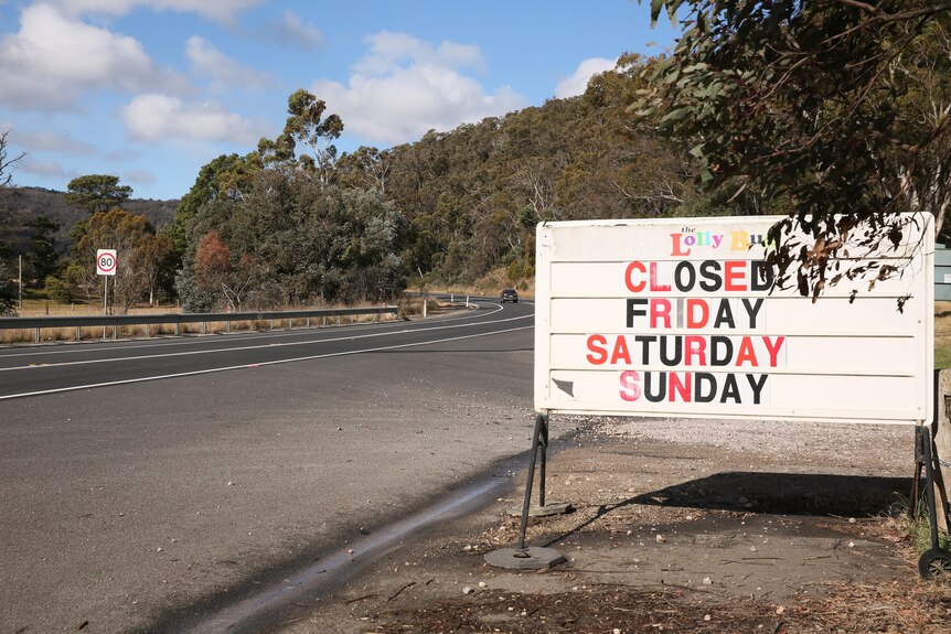Sign of the Lolly bug shop closed on Friday, Saturday and Sunday on the edge of the highway.