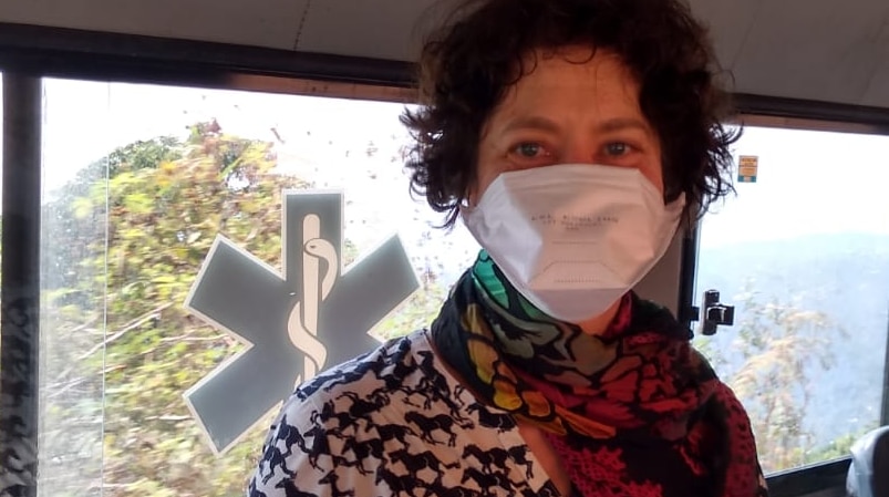 Alison Gibberd sits wearing a mask in a car on the way to the airport.