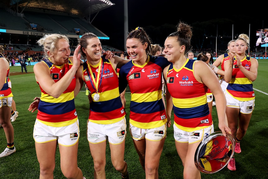 Marijana Rajcic, Chelsea Randall, Anne Hatchard y Ebony Marinoff of the Crows celebran su victoria sobre Port