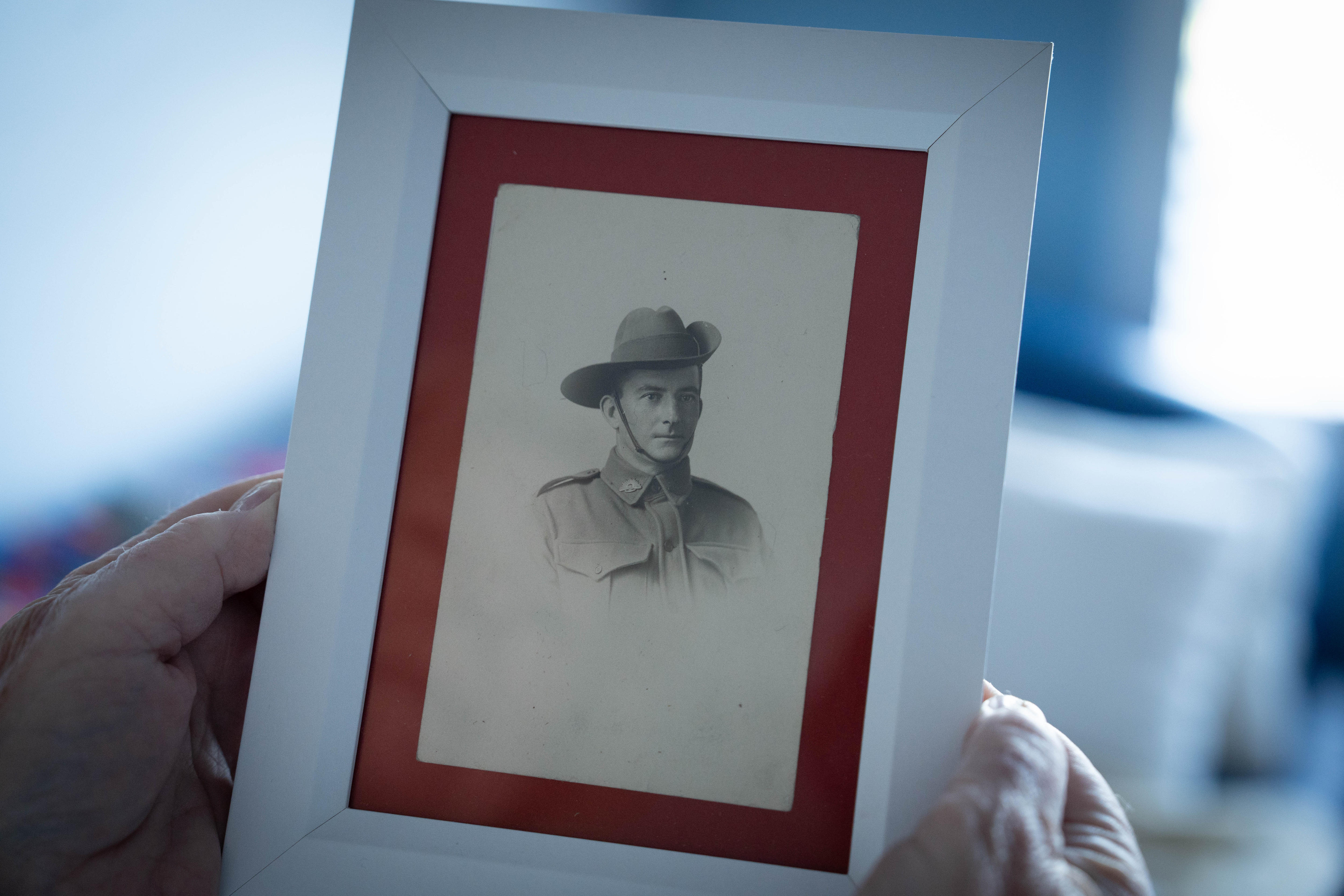 Um retrato em preto e branco de um soldado ANZAC.