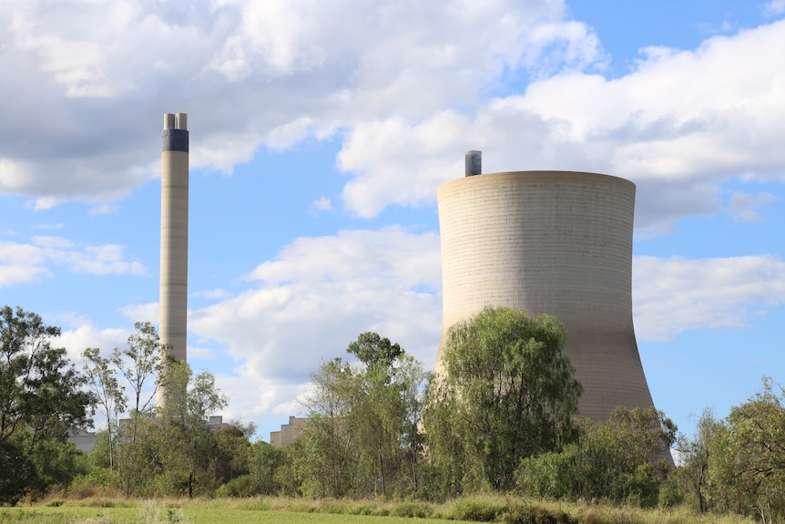 Partie d'une centrale électrique derrière des arbres