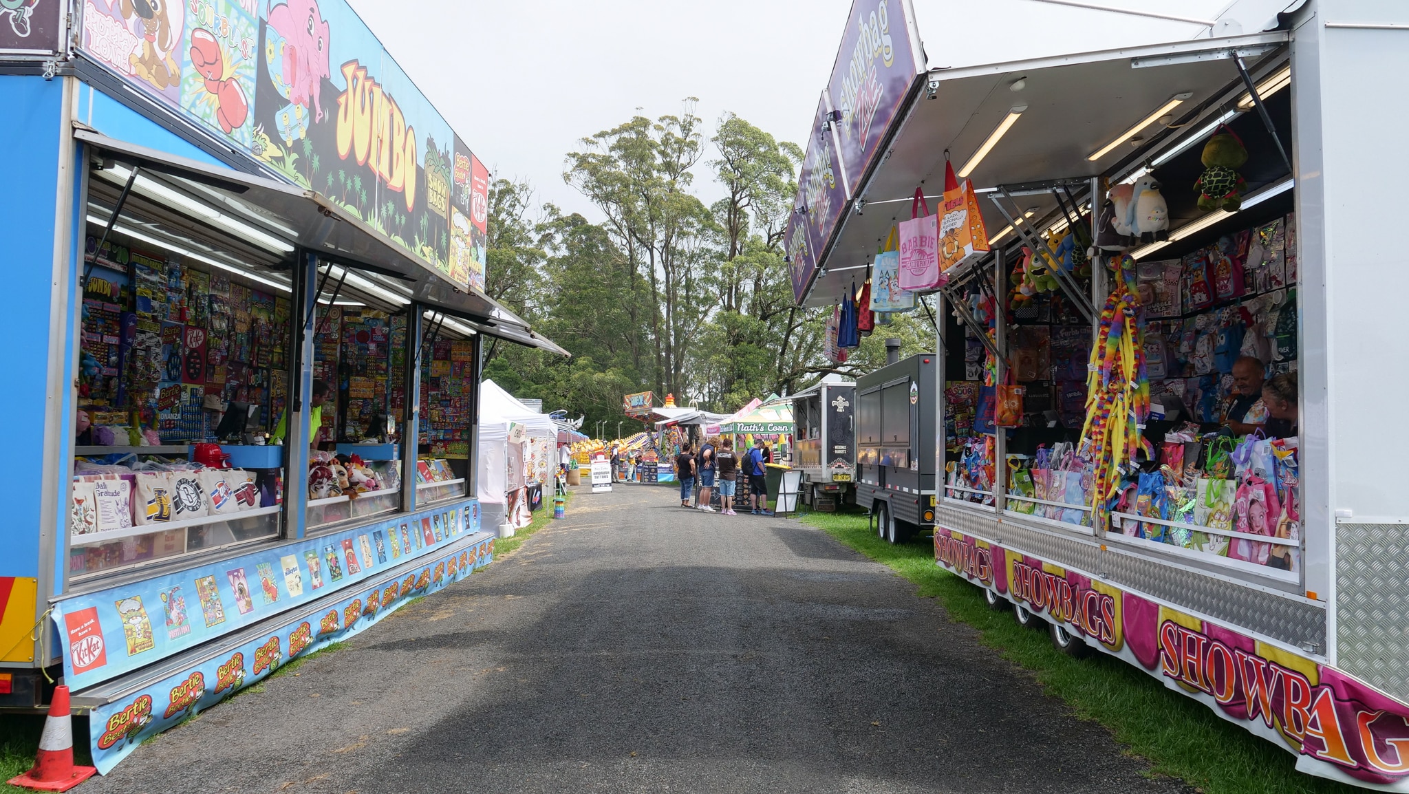 Dos camionetas exhibidoras en Robertson al otro lado de la calle