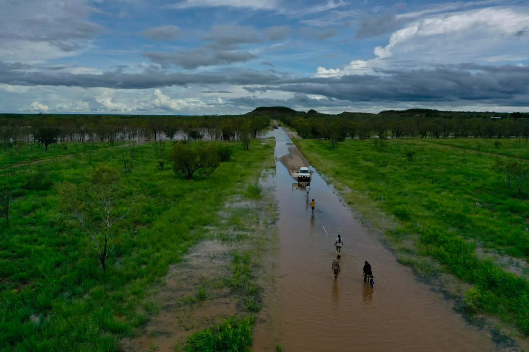 Families determined to get to school, despite heavy rainfall in WA's Kimberley 