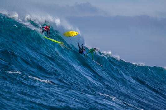 Josh Kerr (in red jersey) drops in at Todos Santos