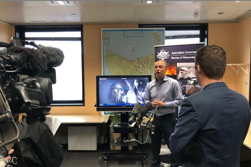 Meteorologist Simon McCulloch gives a media briefing ahead of the May 2018 Hobart Flood