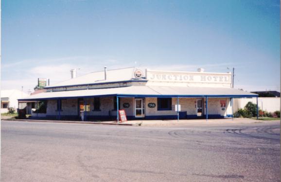 Patrons farewell historical pub in outback town amid spate of closures